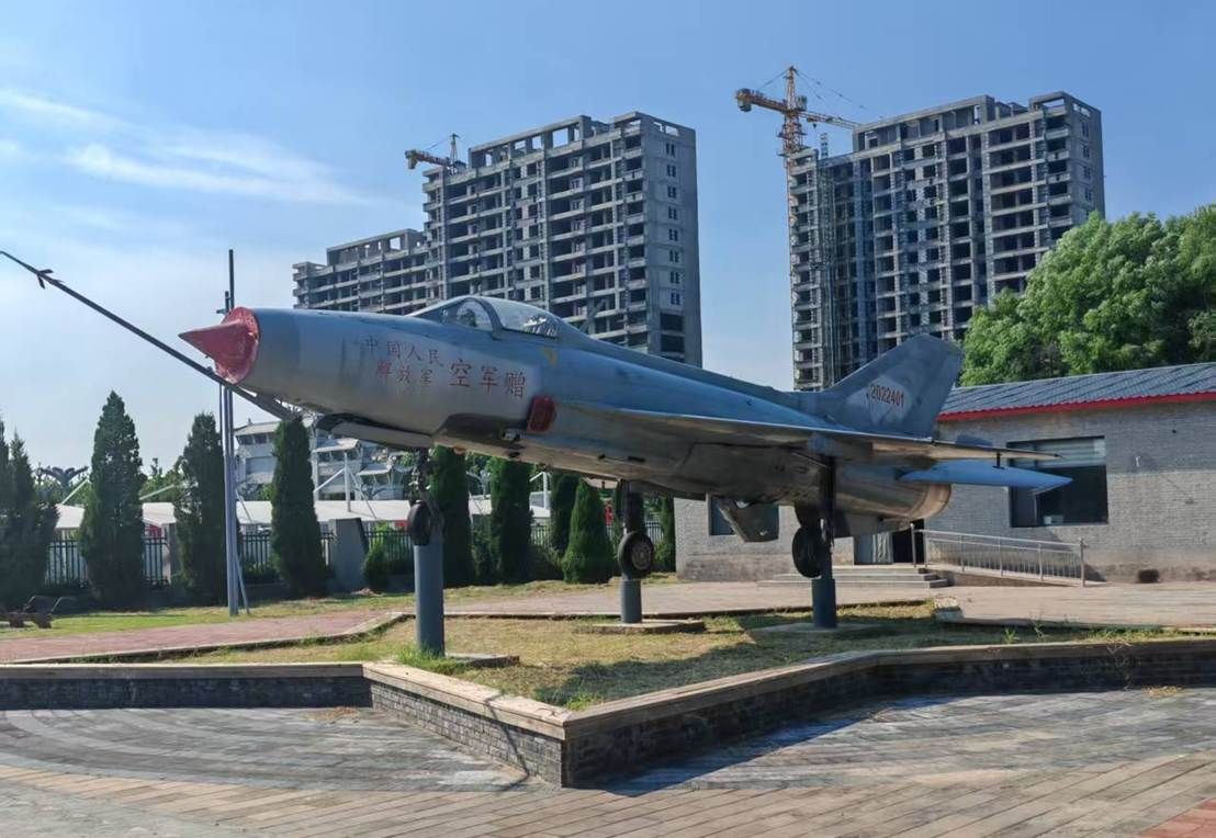 建筑前的广场上 AI 生成的内容可能不正确。