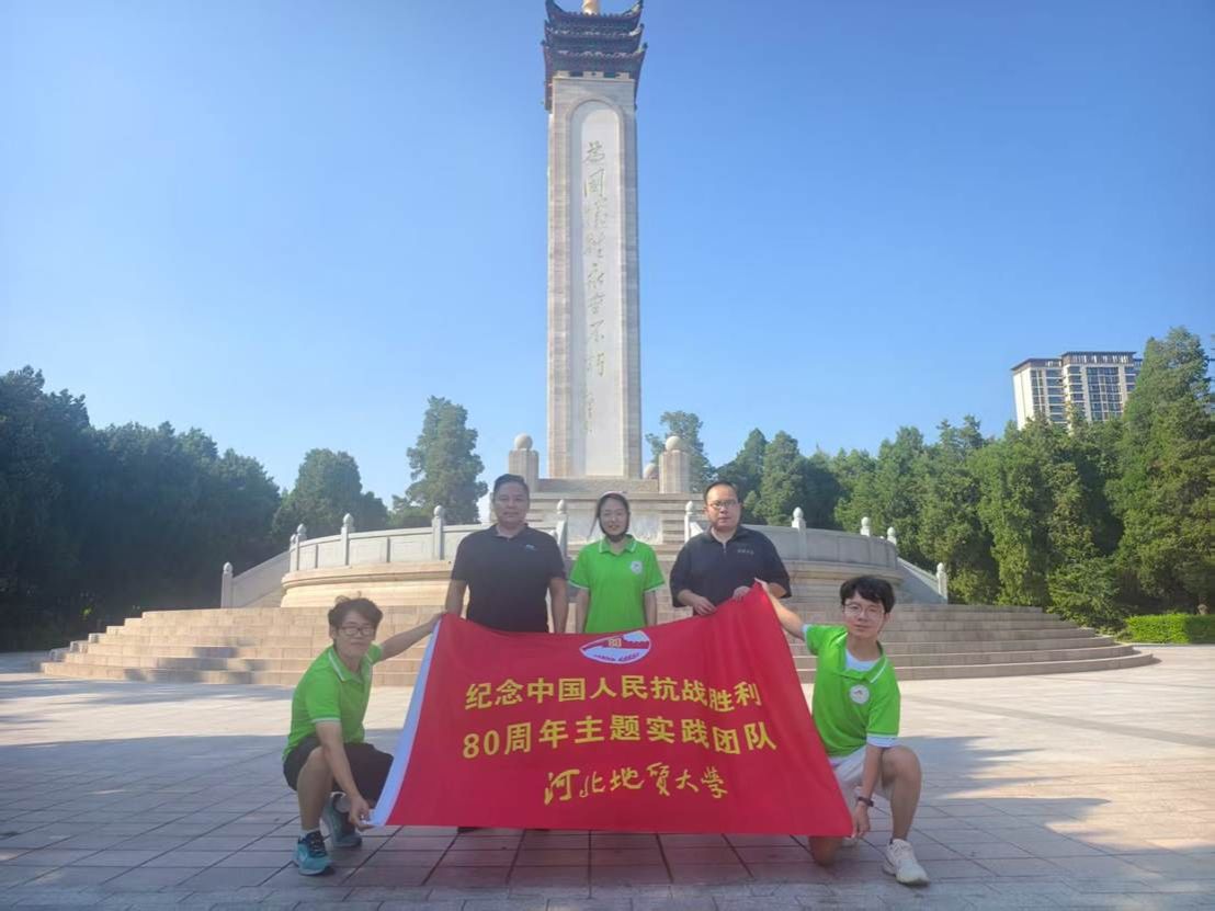 图片包含 户外, 路, 男人, 建筑 AI 生成的内容可能不正确。